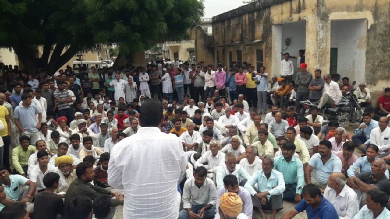 सीकर में बदमाशों की हरकत, पहले दुकान बंद कराई,फिर बुजुर्ग को पीटा, लोगों के देखते देखते कर दी ये वारदात सीकर में बदमाशों की हरकत, पहले दुकान बंद कराई,फिर बुजुर्ग को पीटा, लोगों के देखते देखते कर दी ये वारदात