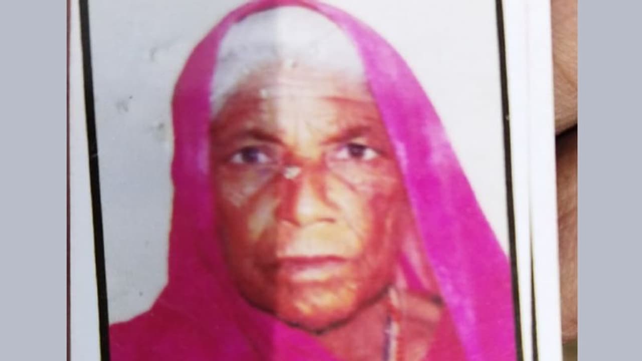 उदयपुर में हुआ डबल मर्डरः घर में सो रही मां को पड़ोसी ने कुल्हाड़ी से काट डाला, बचाने आए बेटे की भी ली जान उदयपुर में हुआ डबल मर्डरः घर में सो रही मां को पड़ोसी ने कुल्हाड़ी से काट डाला, बचाने आए बेटे की भी ली जान