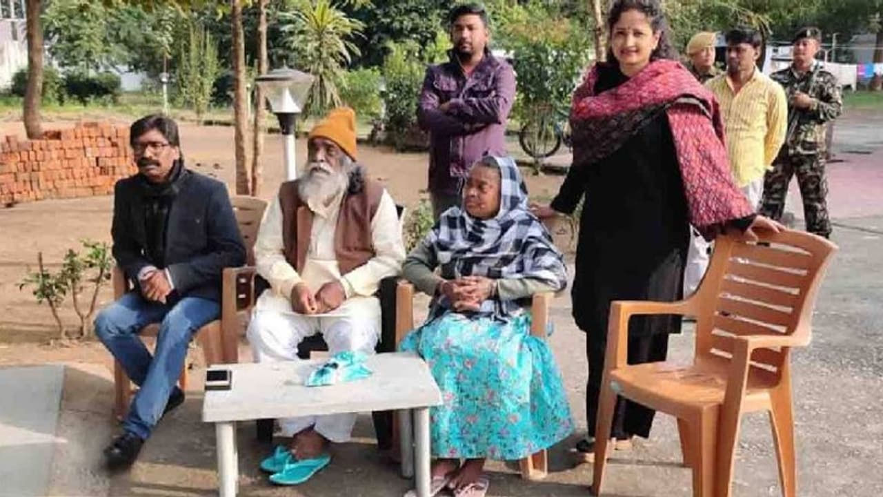 ढाई साल में BJP ने रचा ऐसा चक्रव्यूह...CM हेमंत सोरेन से लेकर पत्नी पिता और भाई तक को कटघरे में खड़ा कर दिया ढाई साल में BJP ने रचा ऐसा चक्रव्यूह...CM हेमंत सोरेन से लेकर पत्नी पिता और भाई तक को कटघरे में खड़ा कर दिया