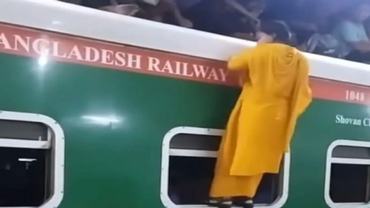 अंदर भीड़ थी, तो युवती ने ट्रेन की छत पर सफर करने का बनाया प्लान, तभी हुआ कुछ ऐसा झट से उतर गई नीचे अंदर भीड़ थी, तो युवती ने ट्रेन की छत पर सफर करने का बनाया प्लान, तभी हुआ कुछ ऐसा झट से उतर गई नीचे