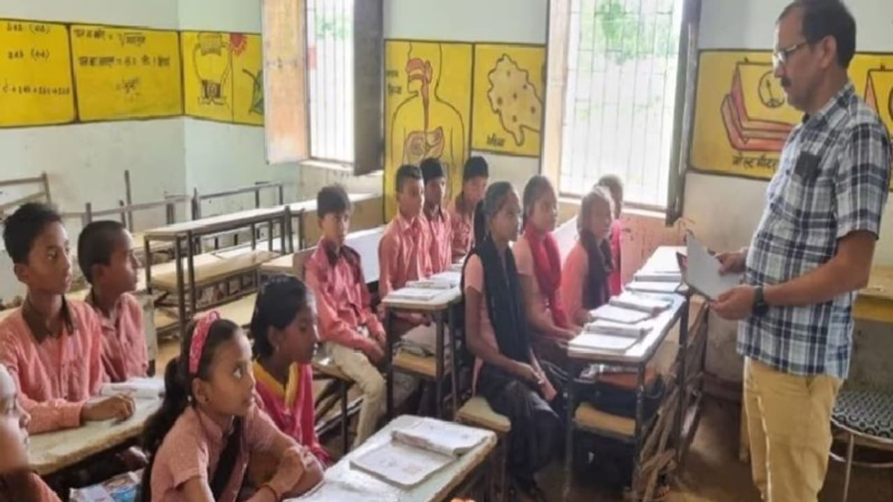 मिड डे मील में बच्चों ने नमक रोटी खाने का किया खुलासा, खंड शिक्षा अधिकारी ने लिया बड़ा एक्शन मिड डे मील में बच्चों ने नमक रोटी खाने का किया खुलासा, खंड शिक्षा अधिकारी ने लिया बड़ा एक्शन