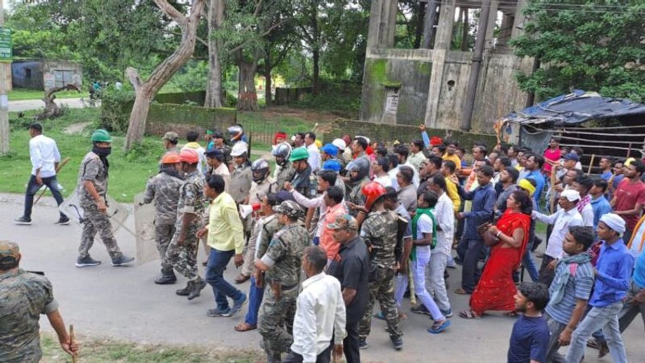 फायरिंग से फिर दहला धनबाद, सिंदरी में लक्की सिंह के समर्थक और ग्रामीणों के बीच झड़प, पुलिस पर चली गोलियां फायरिंग से फिर दहला धनबाद, सिंदरी में लक्की सिंह के समर्थक और ग्रामीणों के बीच झड़प, पुलिस पर चली गोलियां