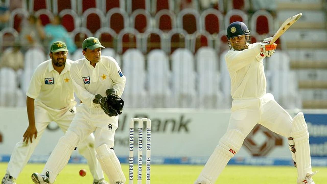 'ആ രണ്ട് പാക് പേസര്‍മാരെ ഞാന്‍ നേരിട്ടത് സ്പിന്നര്‍മാരെപ്പോലെ', വെളിപ്പെടുത്തി സെവാഗ്