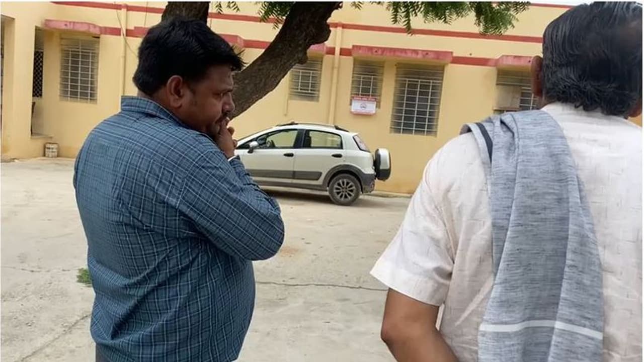 दुकान में चोरी नहीं हो जाए इसलिए गहने बैग में रखकर ले जा रहा था जयपुर का ज्वैलर, लुटेरों ने रास्तें में लूटा दुकान में चोरी नहीं हो जाए इसलिए गहने बैग में रखकर ले जा रहा था जयपुर का ज्वैलर, लुटेरों ने रास्तें में लूटा