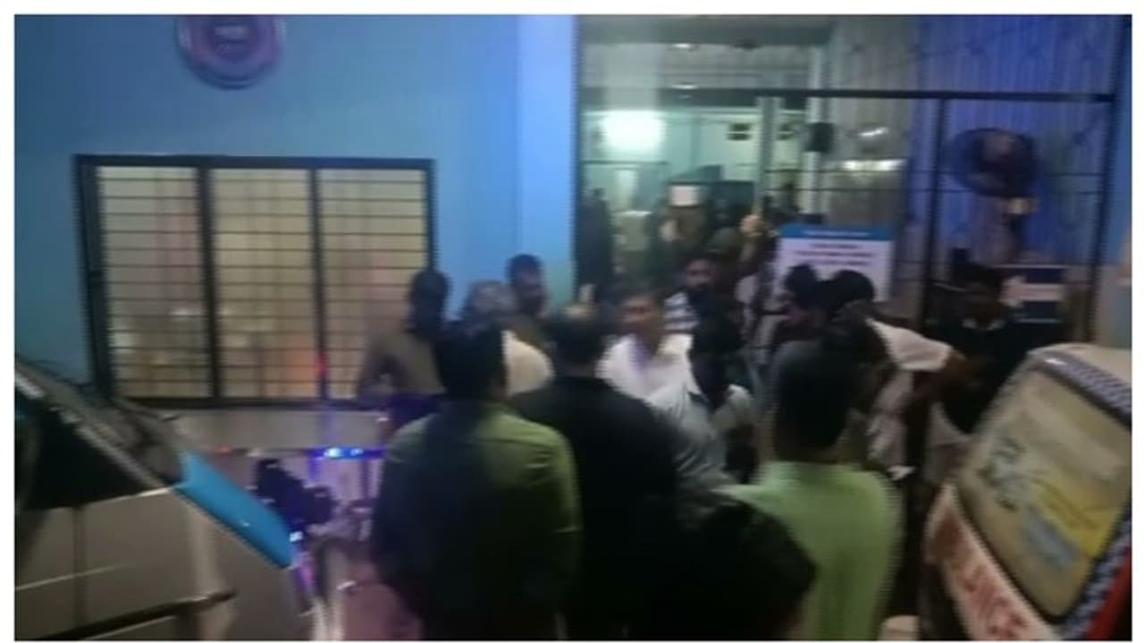 കോഴിക്കോട് വള്ളം മറിഞ്ഞ് 2 മത്സ്യത്തൊഴിലാളികള് മരിച്ചു, ഒരാള് നീന്തി രക്ഷപ്പെട്ടു കോഴിക്കോട് വള്ളം മറിഞ്ഞ് 2 മത്സ്യത്തൊഴിലാളികള് മരിച്ചു, ഒരാള് നീന്തി രക്ഷപ്പെട്ടു