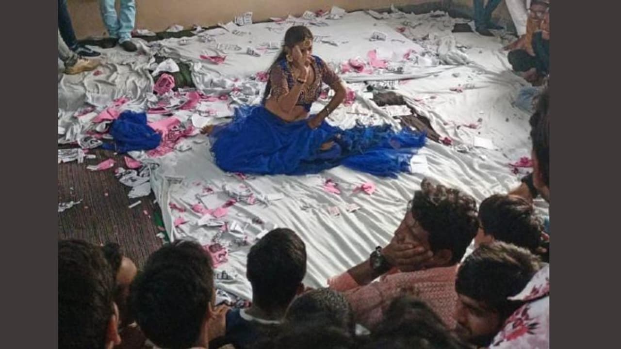 राजस्थान में छात्रसंघ चुनाव में प्रत्याशियों ने सारी सीमाएं लांघी, वोटर्स को लुभाने के लिए कर दी यह हरकत राजस्थान में छात्रसंघ चुनाव में प्रत्याशियों ने सारी सीमाएं लांघी, वोटर्स को लुभाने के लिए कर दी यह हरकत
