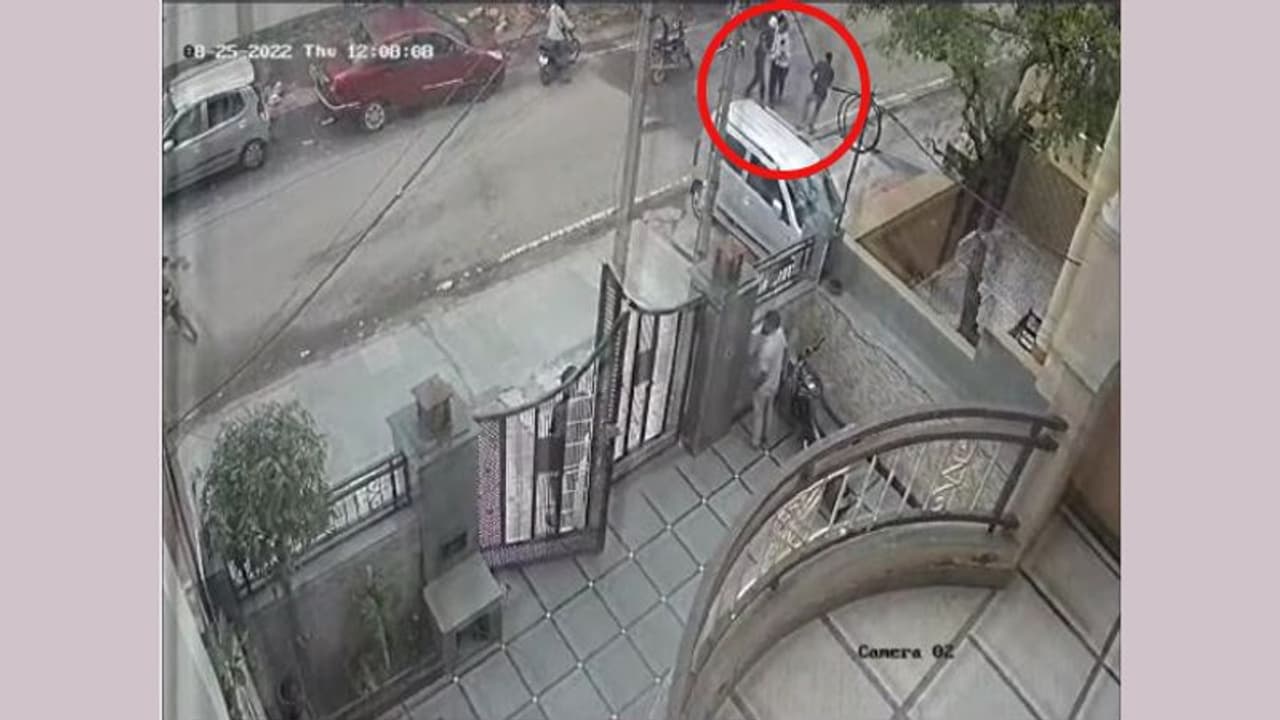 जयपुर में बीच सड़क गैंगवार, बच्ची को लेकर आ रहे हिस्ट्रीशीटर को पहले गोली मारी, फिर कुल्हाड़ी से काट दिया सिर