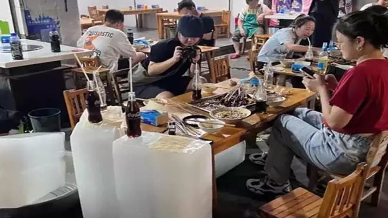 अब निकल रही चीन की गर्मी! सबूत है दफ्तर में रखीं ये बर्फ की सिल्लियां अब निकल रही चीन की गर्मी! सबूत है दफ्तर में रखीं ये बर्फ की सिल्लियां