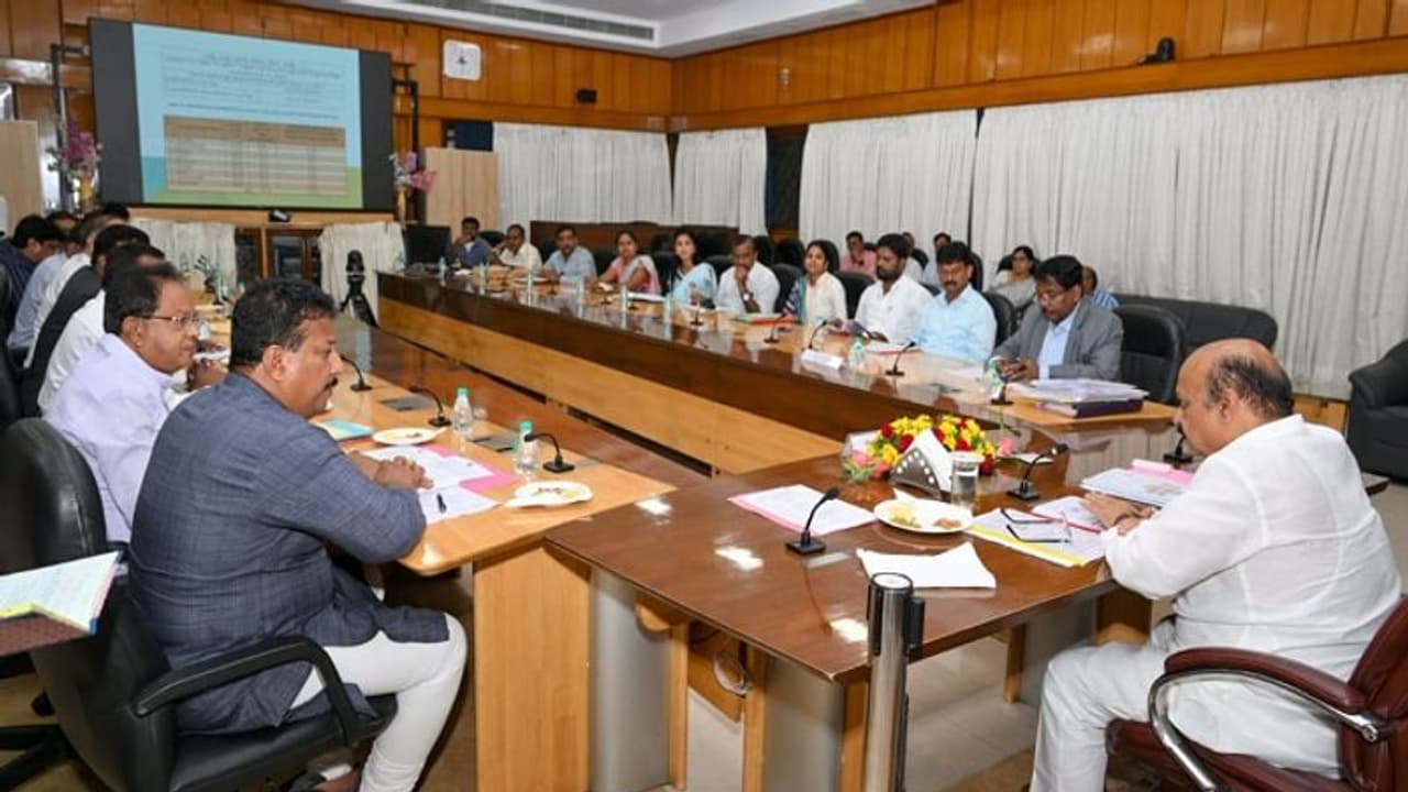 ಹಳ್ಳಿ ಭೂಮಿ ಕಬಳಿಸಿದರೆ ಕ್ರಿಮಿನಲ್ ಪ್ರಕರಣ ಇಲ್ಲ: ಸಚಿವ ಸಂಪುಟ ನಿರ್ಧಾರ ಹಳ್ಳಿ ಭೂಮಿ ಕಬಳಿಸಿದರೆ ಕ್ರಿಮಿನಲ್ ಪ್ರಕರಣ ಇಲ್ಲ: ಸಚಿವ ಸಂಪುಟ ನಿರ್ಧಾರ