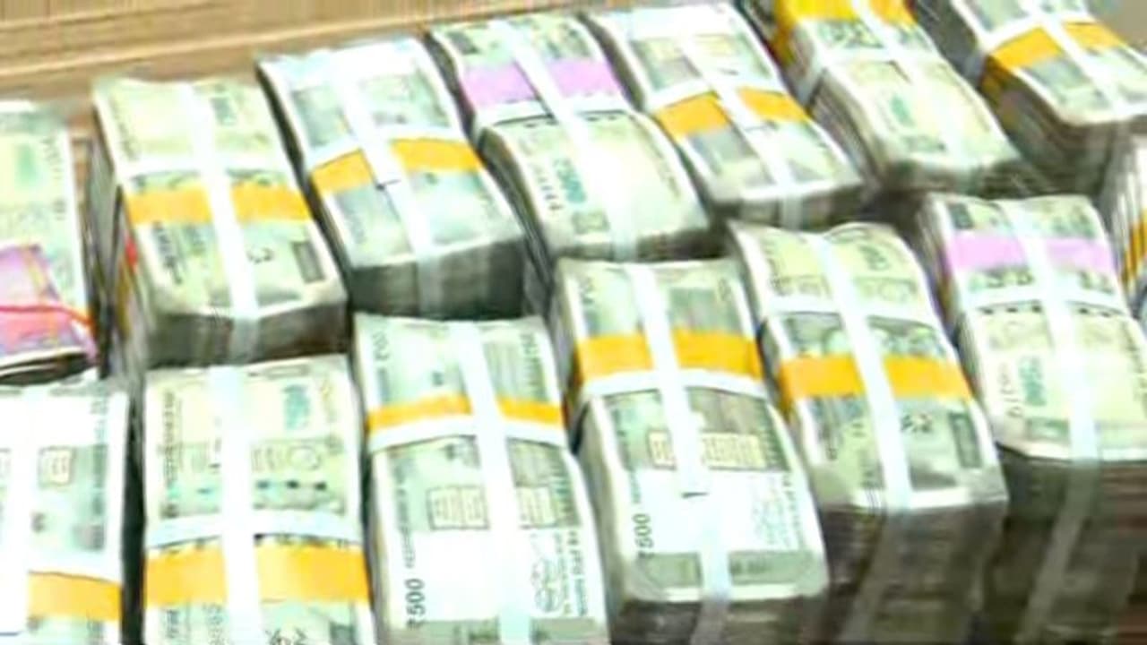പാലക്കാട് 73 ലക്ഷം രൂപ കള്ളപ്പണം പിടികൂടി പാലക്കാട് 73 ലക്ഷം രൂപ കള്ളപ്പണം പിടികൂടി