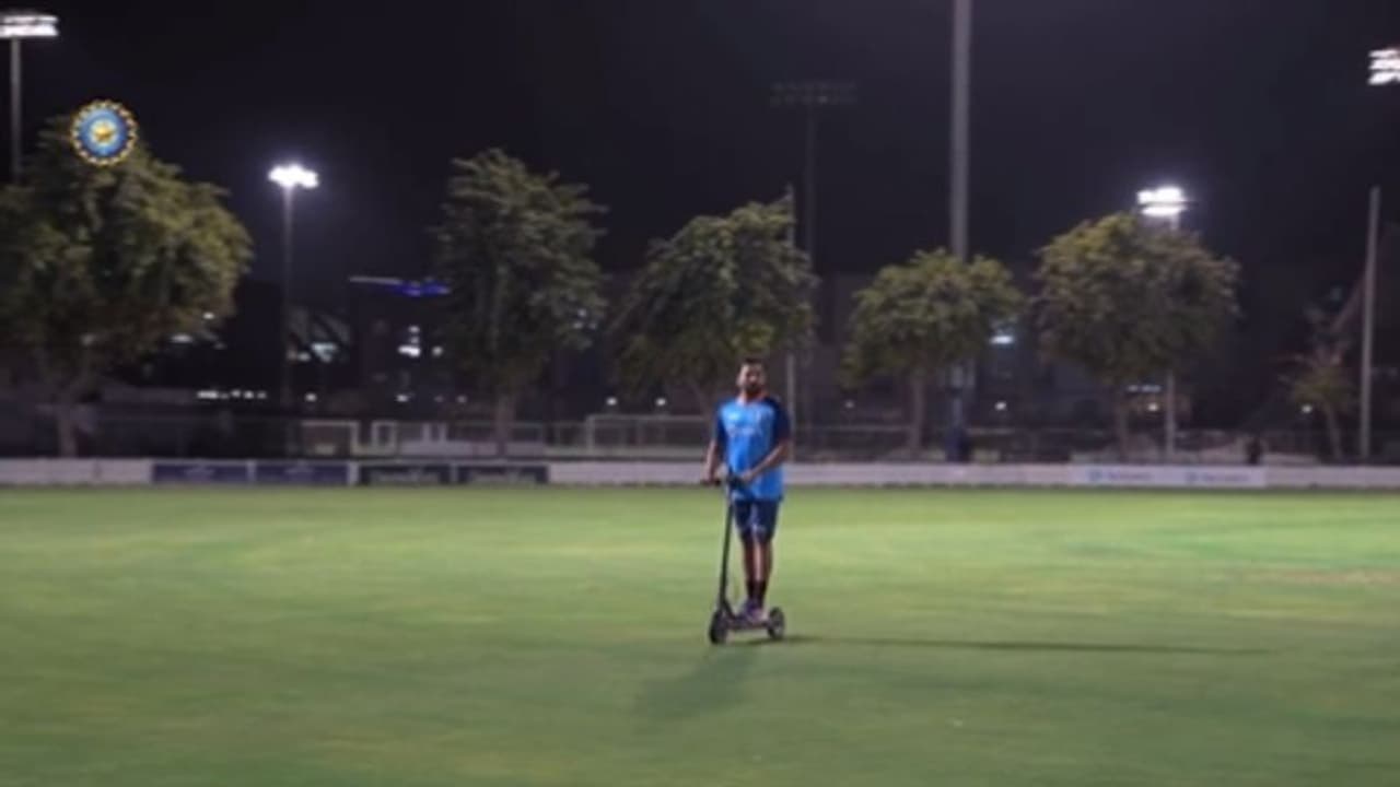 കൗതുകം ലേശം കൂടുതലാ, വൈറലായി രോഹിത് ശര്മ്മയുടെ വീഡിയോ; 'വണ്ടിപിടിച്ച്' പോയി പണി വാങ്ങിക്കരുതെന്ന് ആരാധകര് കൗതുകം ലേശം കൂടുതലാ, വൈറലായി രോഹിത് ശര്മ്മയുടെ വീഡിയോ; 'വണ്ടിപിടിച്ച്' പോയി പണി വാങ്ങിക്കരുതെന്ന് ആരാധകര്