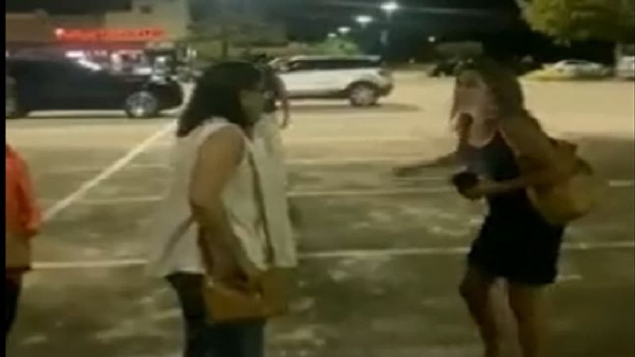 अमेरिका में भारतीय मूल की महिलाओं के साथ मारपीट, महिला ने गालियां दी, कहा लौट जाओ इंडिया अमेरिका में भारतीय मूल की महिलाओं के साथ मारपीट, महिला ने गालियां दी, कहा लौट जाओ इंडिया