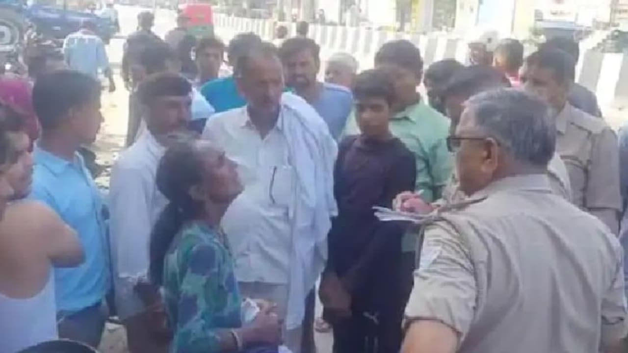 बागपत: मासूम के चुप न होने पर चाची ने उठाया खौफनाक कदम, स्थानीय लोगों ने महिला को किया पुलिस के हवाले बागपत: मासूम के चुप न होने पर चाची ने उठाया खौफनाक कदम, स्थानीय लोगों ने महिला को किया पुलिस के हवाले