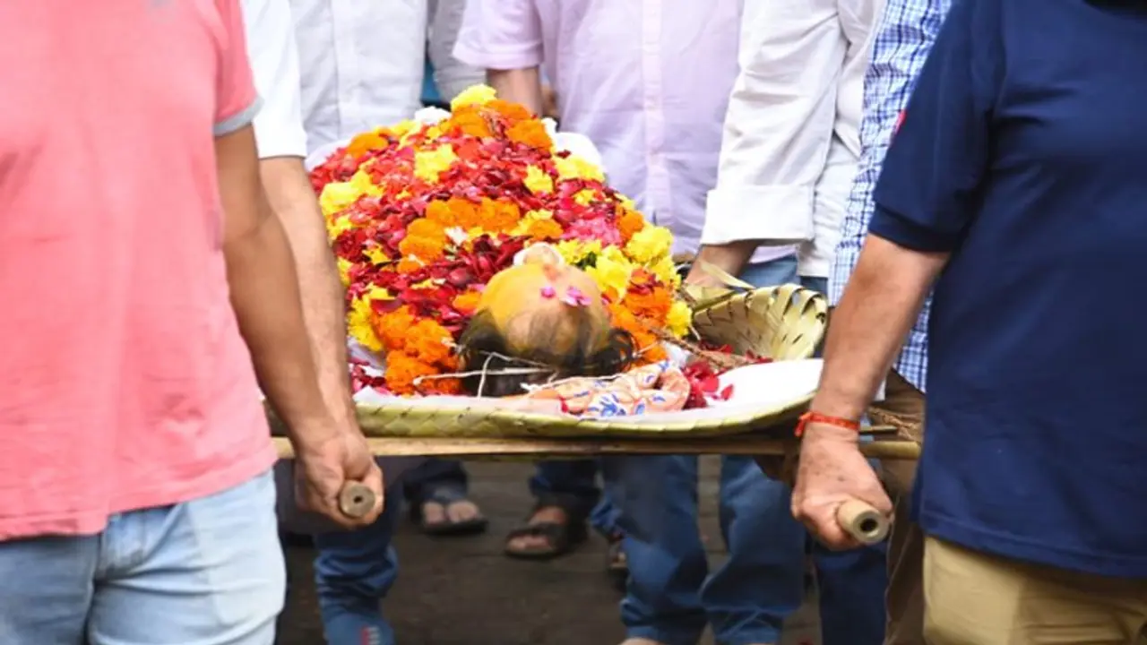 துக்க வீடுகளில் எப்படி நடந்துகொள்ள வேண்டும்? துக்க வீடுகளில் எப்படி நடந்துகொள்ள வேண்டும்?