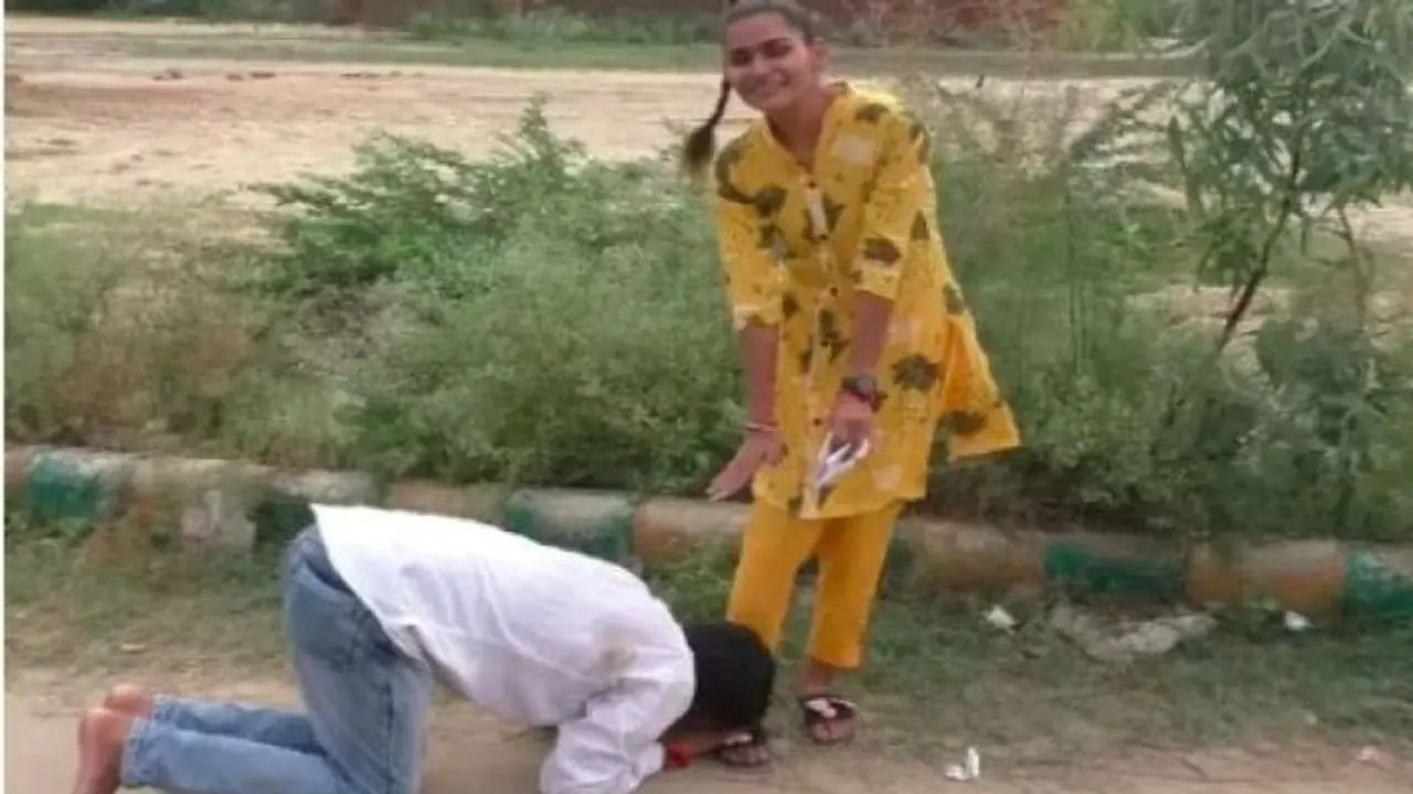 एक वोट के लिए क्या क्या न करना पड़ा.. देखिए लड़कियों के पैर में कैसे लिपटे नेताजी 