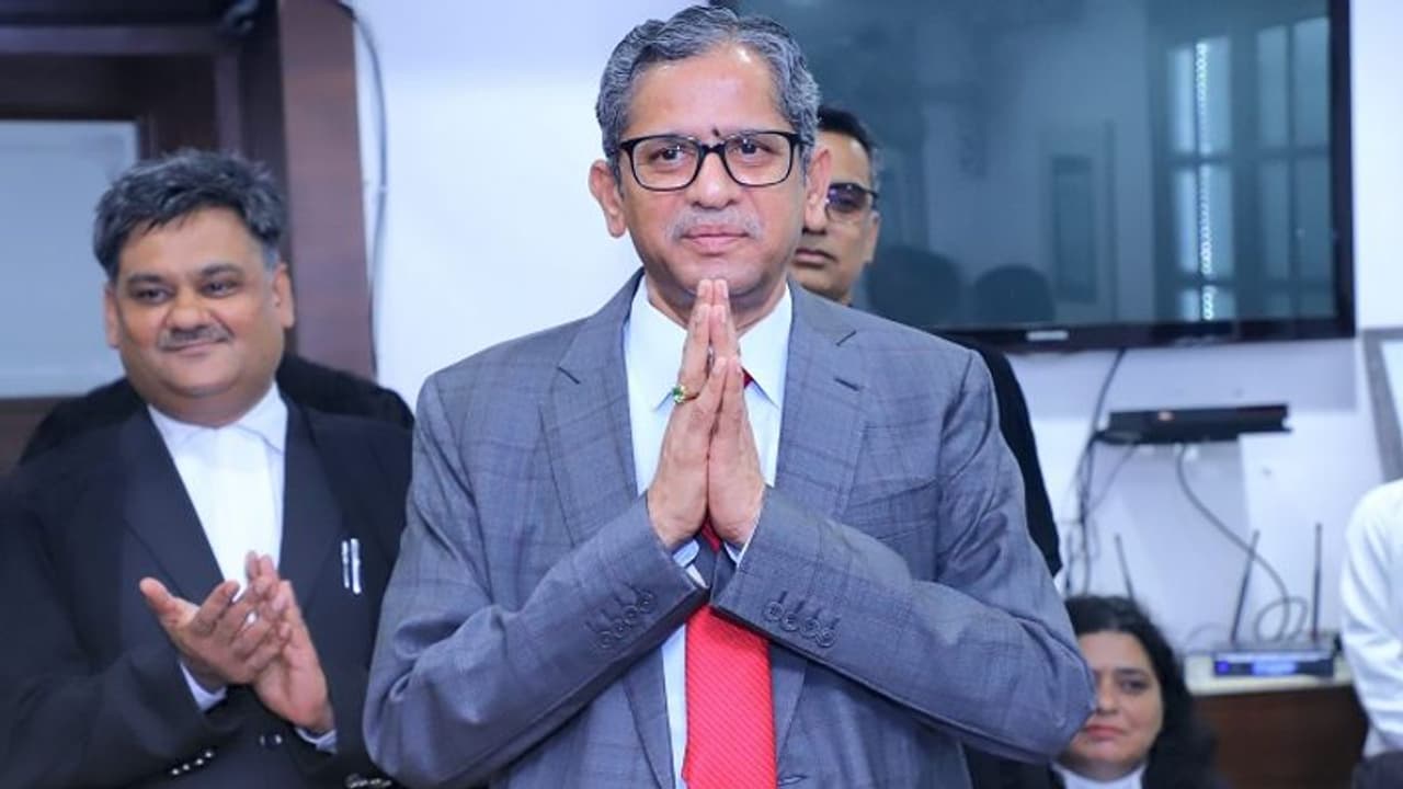 ಸಿಜೆಐ ರಮಣ ನಿವೃತ್ತಿ, ಕೋರ್ಟ್‌ ಹಾಲ್‌ನಲ್ಲೇ ಕಣ್ಣೀರಿಟ್ಟ ಹಿರಿಯ ವಕೀಲ ದುಷ್ಯಂತ್‌ ದಾವೆ!