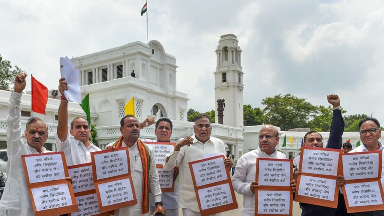 दिल्ली की पॉलिटिक्स: AAP विधायकों पर 'डोरे डालने' के आरोपों के बीच बोले सिसोदिया इतना असुरक्षित PM नहीं देखा दिल्ली की पॉलिटिक्स: AAP विधायकों पर 'डोरे डालने' के आरोपों के बीच बोले सिसोदिया इतना असुरक्षित PM नहीं देखा