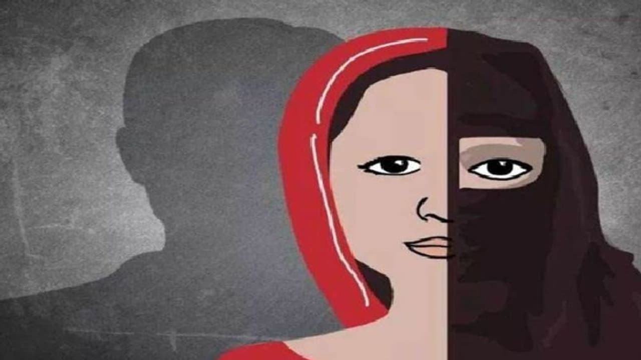 हिंदू धर्म अपनाने पर परिवार को मिली जान से मारने की धमकी, महिला ने ससुर और जेठ पर लगाए गंभीर आरोप हिंदू धर्म अपनाने पर परिवार को मिली जान से मारने की धमकी, महिला ने ससुर और जेठ पर लगाए गंभीर आरोप