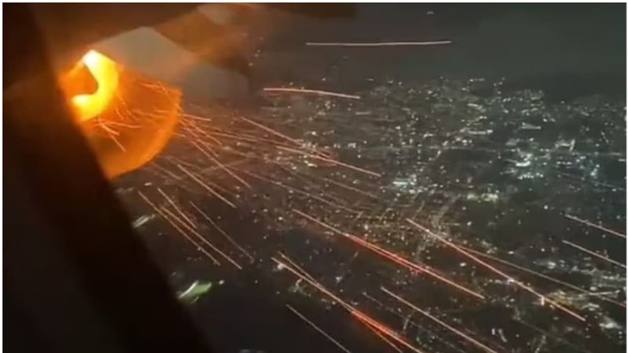 പറന്നുയര്‍ന്നതിന് പിന്നാലെ വിമാനത്തിന്‍റെ എഞ്ചിന് തീ പിടിച്ചു; ഭീതിജനകമായ നിമിഷം, വീഡിയോ കാണാം 