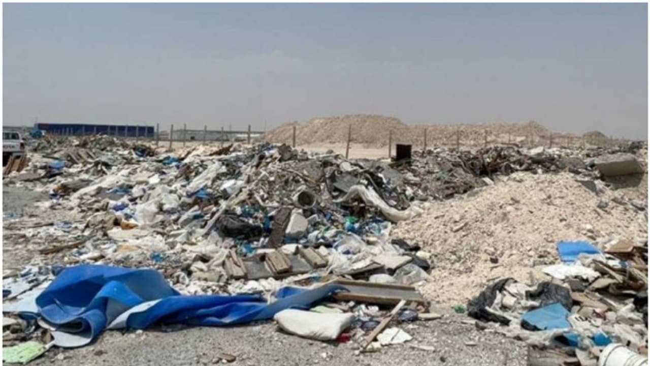 ഖത്തറില്‍ ഒഴിഞ്ഞ സ്ഥലത്ത് മാലിന്യങ്ങള്‍ തട്ടിയ ട്രക്ക് അധികൃതര്‍ പിടിച്ചെടുത്തു