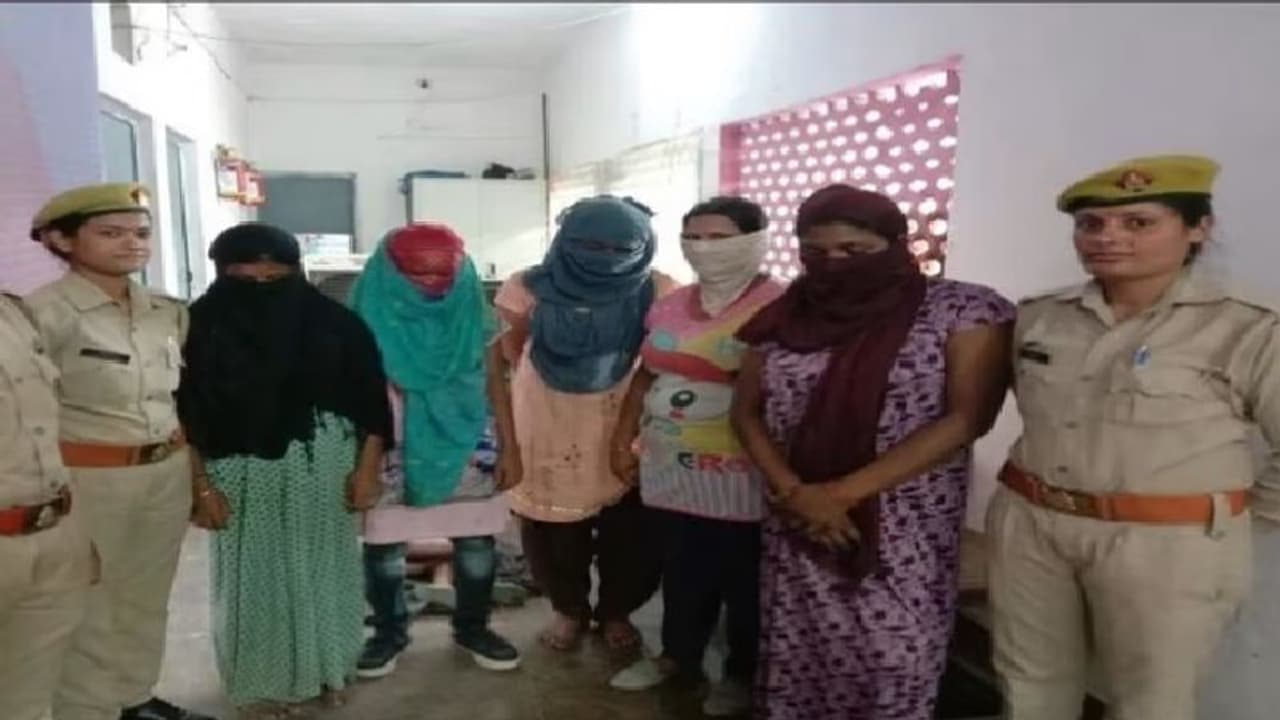 मथुरा: चोरी छिपे घर के अंदर चल रहा था देह व्यापार का धंधा, पुलिस ने छापेमारी कर किया भंडाफोड़