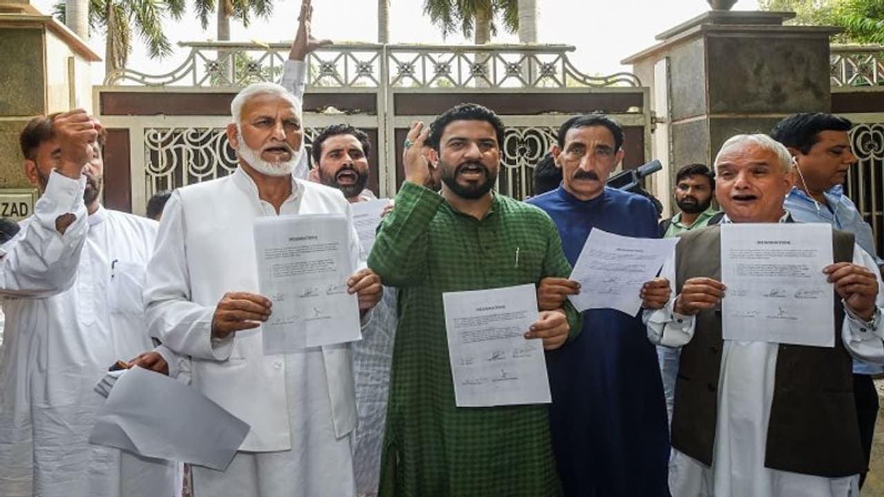 गुलाम नबी आजाद के इस्तीफे के बाद कांग्रेस को लगा एक और झटका, जम्मू कश्मीर के 5 नेताओं ने दिया इस्तीफा