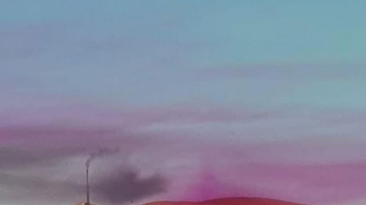 ഇതെന്താ ലോകാവസാനമോ, ആകാശത്തില് പര്പ്പിള് മേഘങ്ങള് കണ്ട് ആധിയോടെ നാട്ടുകാര്! ഇതെന്താ ലോകാവസാനമോ, ആകാശത്തില് പര്പ്പിള് മേഘങ്ങള് കണ്ട് ആധിയോടെ നാട്ടുകാര്!