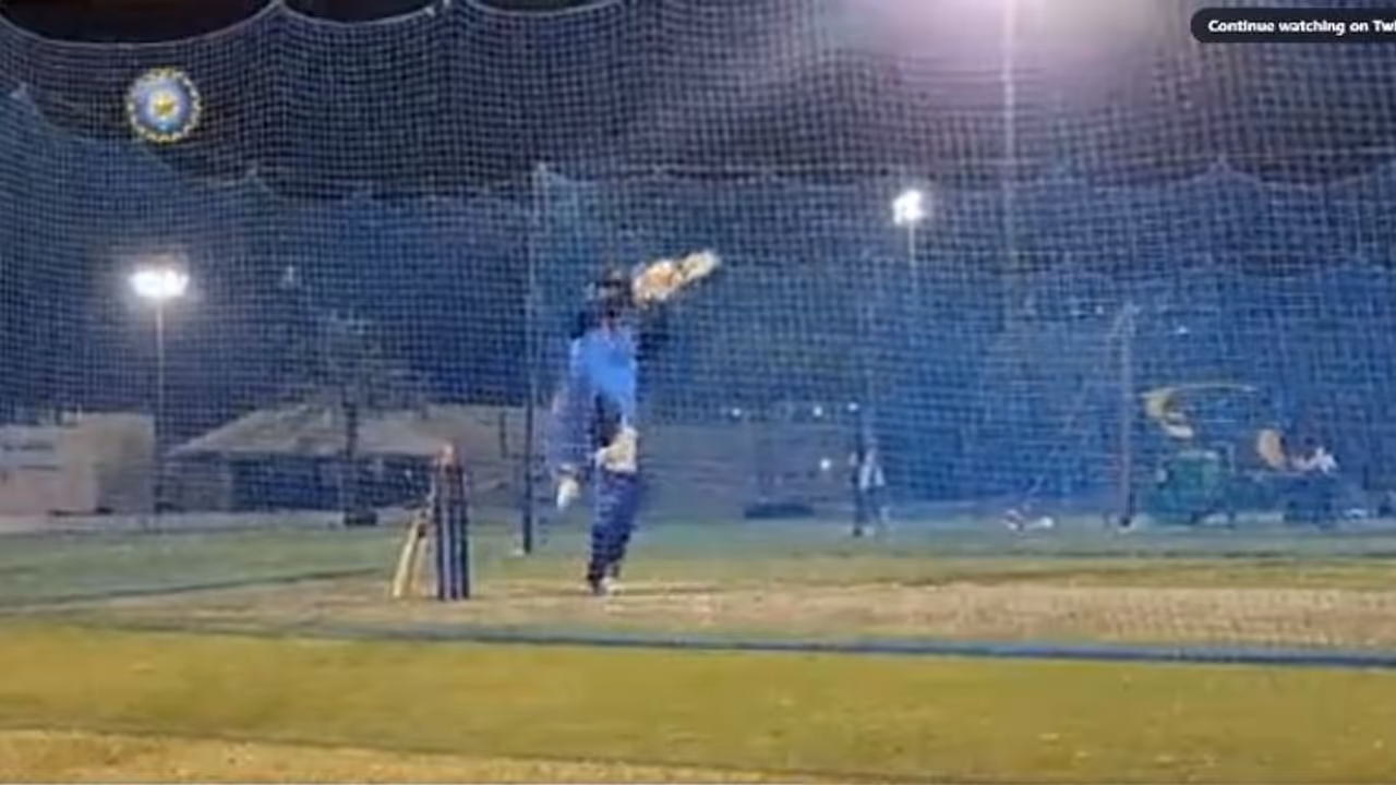 ഏഷ്യാ കപ്പ്: ഹെലികോപ്റ്റര് ഷോട്ടുമായി ജഡേജ, ഒറ്റകൈയന് സിക്സുമായി പന്ത് വീഡിയോ ഏഷ്യാ കപ്പ്: ഹെലികോപ്റ്റര് ഷോട്ടുമായി ജഡേജ, ഒറ്റകൈയന് സിക്സുമായി പന്ത് വീഡിയോ