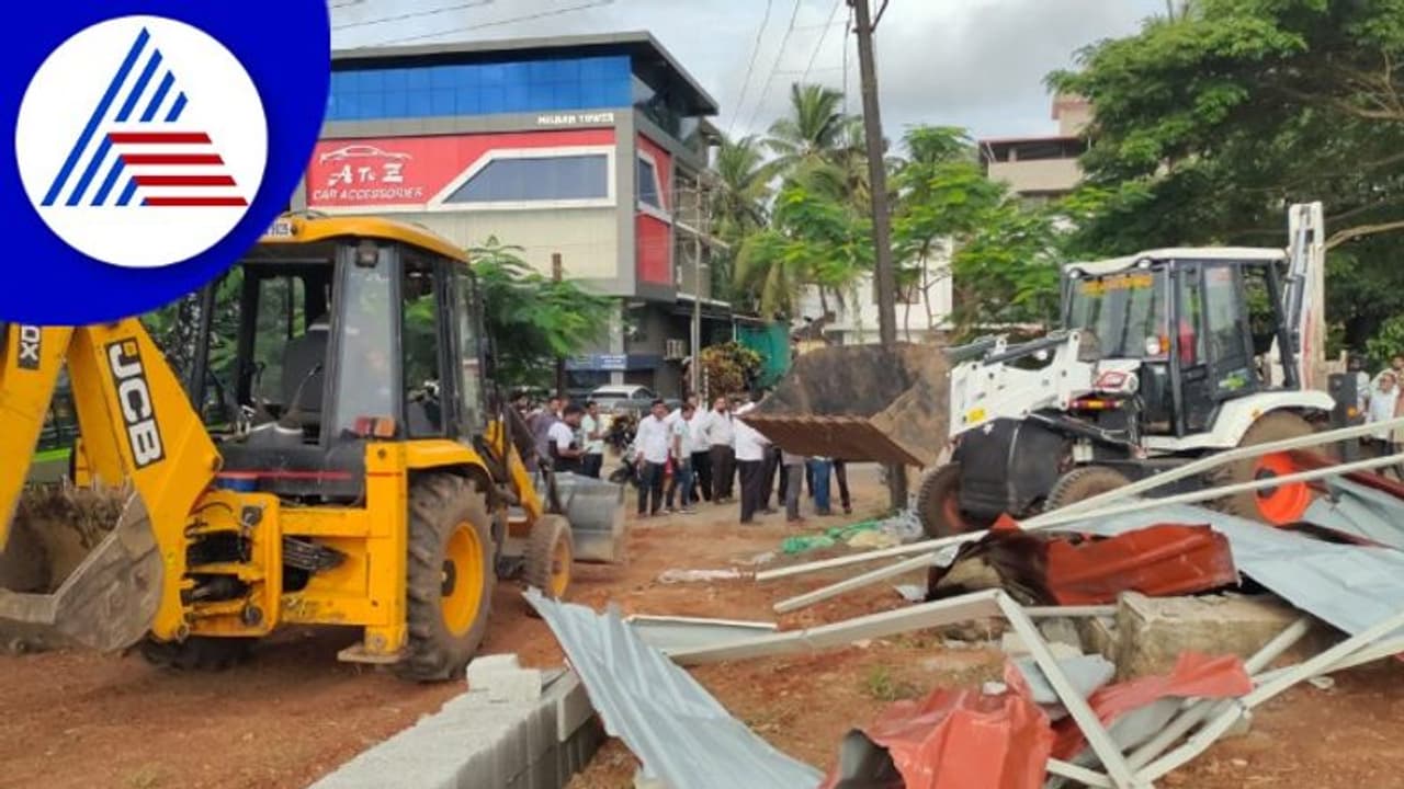 ಅಕ್ರಮ ನಿರ್ಮಾಣದ ನೆಪದಲ್ಲಿ ಬಡ ಮೀನುಗಾರರ ತಾತ್ಕಾಲಿಕ ಶೆಡ್ ಕೆಡವಿದ ಉಡುಪಿ ನಗರಸಭೆ ಅಕ್ರಮ ನಿರ್ಮಾಣದ ನೆಪದಲ್ಲಿ ಬಡ ಮೀನುಗಾರರ ತಾತ್ಕಾಲಿಕ ಶೆಡ್ ಕೆಡವಿದ ಉಡುಪಿ ನಗರಸಭೆ