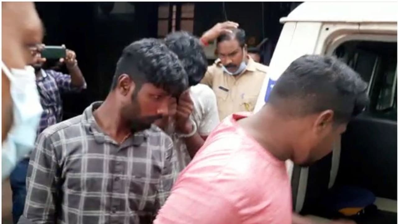 മതിലിന് മുന്നിൽ ചെരിപ്പ്, സംശയം തോന്നി പൊലീസ് നിൽക്കവെ മതിൽ ചാടി രണ്ടുപേർ; തെളിഞ്ഞത് കോൺവെന്‍റിലെ പീഡനം