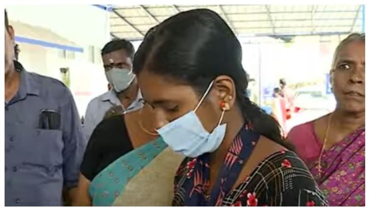 സ്കൂട്ടറിലെത്തിയ ഭാര്യയെ തടഞ്ഞുനിര്‍ത്തി പണം കവര്‍ന്നു, തീകൊളുത്തി കൊല്ലാന്‍ ശ്രമം, ഭര്‍ത്താവ് പിടിയില്‍