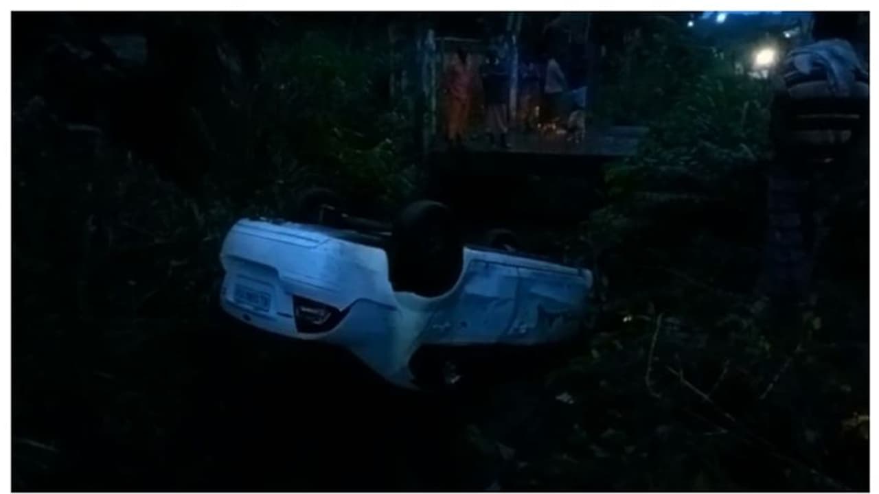 സ്കൂട്ടറില് തട്ടാതിരിക്കാന് വെട്ടിച്ചു, വര്ക്കലയില് കാര് തോട്ടിലേക്ക് മറിഞ്ഞു സ്കൂട്ടറില് തട്ടാതിരിക്കാന് വെട്ടിച്ചു, വര്ക്കലയില് കാര് തോട്ടിലേക്ക് മറിഞ്ഞു