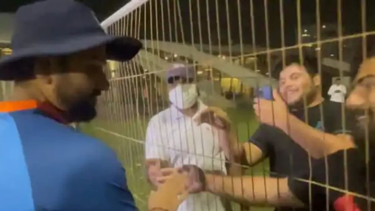 അതിരുകളില്ലാത്ത സ്നേഹം; വേലിക്കപ്പുറമുള്ള പാക് ആരാധകന് രോഹിത് ശര്മ്മയുടെ സ്നേഹാലിംഗനം വൈറലായി വീഡിയോ അതിരുകളില്ലാത്ത സ്നേഹം; വേലിക്കപ്പുറമുള്ള പാക് ആരാധകന് രോഹിത് ശര്മ്മയുടെ സ്നേഹാലിംഗനം വൈറലായി വീഡിയോ