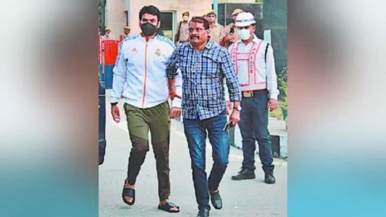 गालीबाज नेता श्रीकांत त्यागी को तीन मामलों में मिली जमानत, जानिए क्यों अभी जेल से नहीं आएगा बाहर गालीबाज नेता श्रीकांत त्यागी को तीन मामलों में मिली जमानत, जानिए क्यों अभी जेल से नहीं आएगा बाहर