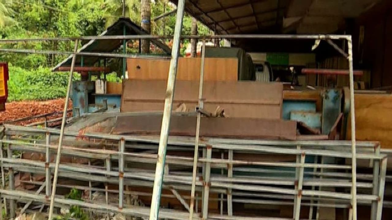 മുട്ടുമടക്കി നഗരസഭ:10 മണിയോടെ സ്ഥാപനം തുറന്ന് നല്‍കും,സിപിഎം പ്രാദേശിക നേതാക്കള്‍ രാജ് കബീറിന്‍റെ വീട്ടിലെത്തി