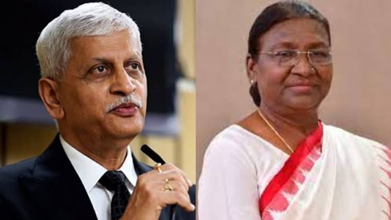 உச்சநீதிமன்ற தலைமை நீதிபதியாக யு.யு லலித் பதவி ஏற்றார்.. ஜனாதிபதி திரௌபதி முர்மு பதவிபிரமாணம் செய்து வைத்தார். உச்சநீதிமன்ற தலைமை நீதிபதியாக யு.யு லலித் பதவி ஏற்றார்.. ஜனாதிபதி திரௌபதி முர்மு பதவிபிரமாணம் செய்து வைத்தார்.