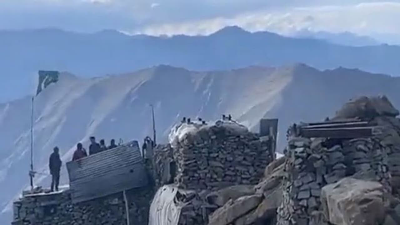 सीमा पर पाकिस्तानी सेना ने बजाया ऐसा गाना, कैंप में नाचने लगे भारतीय जवान, देखिए वायरल वीडियो सीमा पर पाकिस्तानी सेना ने बजाया ऐसा गाना, कैंप में नाचने लगे भारतीय जवान, देखिए वायरल वीडियो