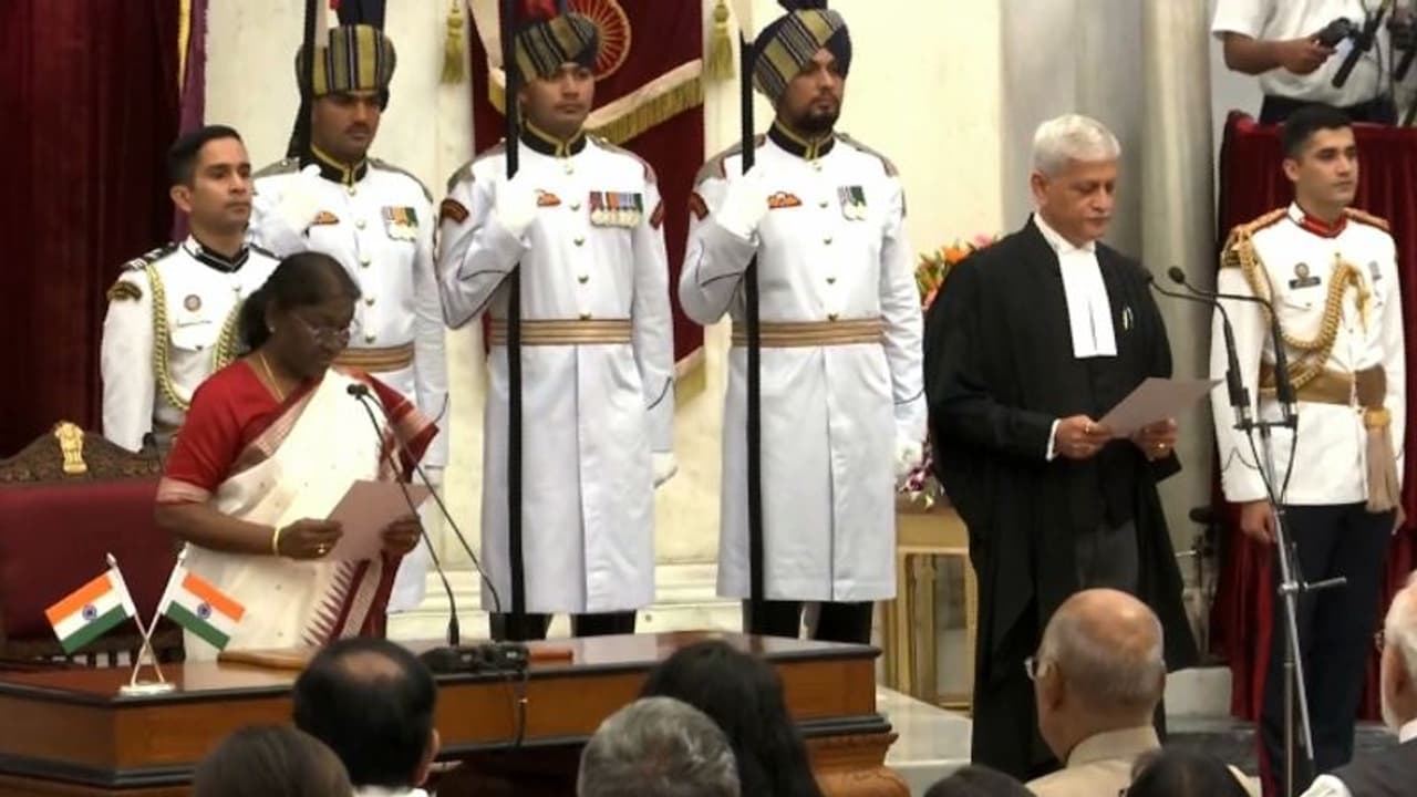 സുപ്രീംകോടതിയെ ഇനി ജസ്റ്റിസ് യു.യു.ലളിത് നയിക്കും; ചീഫ് ജസ്റ്റിസായി ചുമതലയേറ്റു സുപ്രീംകോടതിയെ ഇനി ജസ്റ്റിസ് യു.യു.ലളിത് നയിക്കും; ചീഫ് ജസ്റ്റിസായി ചുമതലയേറ്റു