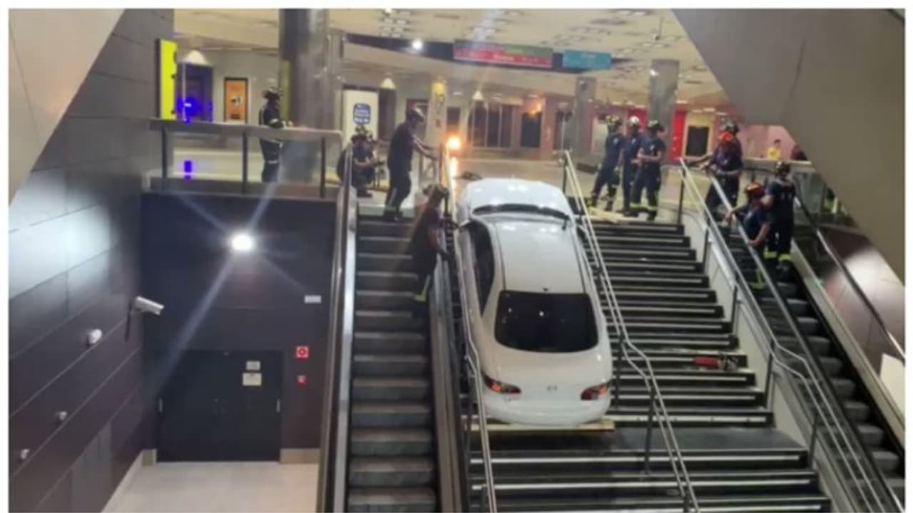 മോഷ്ടിച്ച കാറുമായി കോണി കയറി, കെണിയിലായി കള്ളനും കാറും! മോഷ്ടിച്ച കാറുമായി കോണി കയറി, കെണിയിലായി കള്ളനും കാറും!