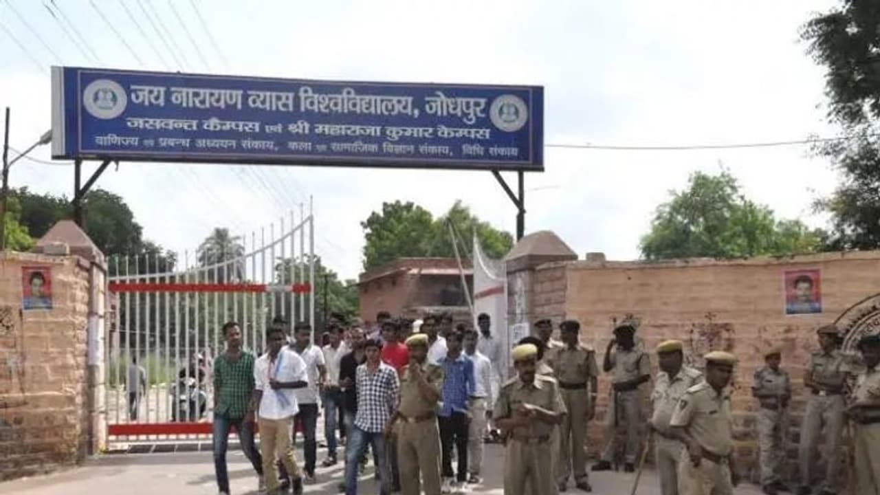 जोधपुर में छात्रसंघ चुनाव रिजल्ट से पहले विश्वविद्यालय के बाहर हुई फायरिंग, मचा बवाल... 3 गुना पुलिस बल तैनात जोधपुर में छात्रसंघ चुनाव रिजल्ट से पहले विश्वविद्यालय के बाहर हुई फायरिंग, मचा बवाल... 3 गुना पुलिस बल तैनात