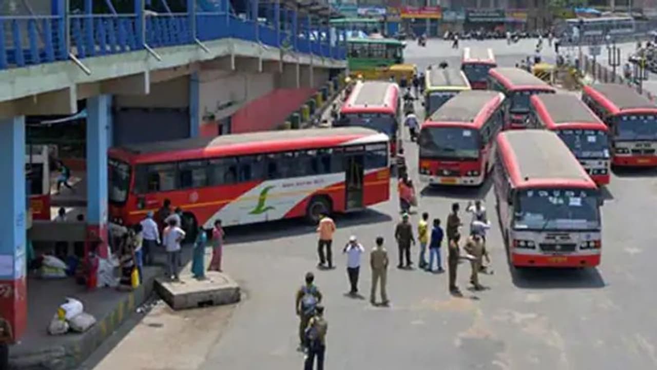 दो लड़कियां एक लड़के के प्यार में पागल.. पहले गाली गलौज फिर मारपीट, आगे जो हुआ वो हैरान करने वाला था 