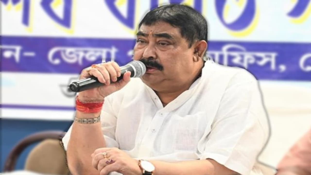 মহালয়ার ভোরে সকাল সকাল স্নান সেরে 'মহিষাসুরমর্দ্দিনী' শুনলেন অনুব্রত মণ্ডল, ছুঁলেন না জেলের আমিষ খাবার মহালয়ার ভোরে সকাল সকাল স্নান সেরে 'মহিষাসুরমর্দ্দিনী' শুনলেন অনুব্রত মণ্ডল, ছুঁলেন না জেলের আমিষ খাবার