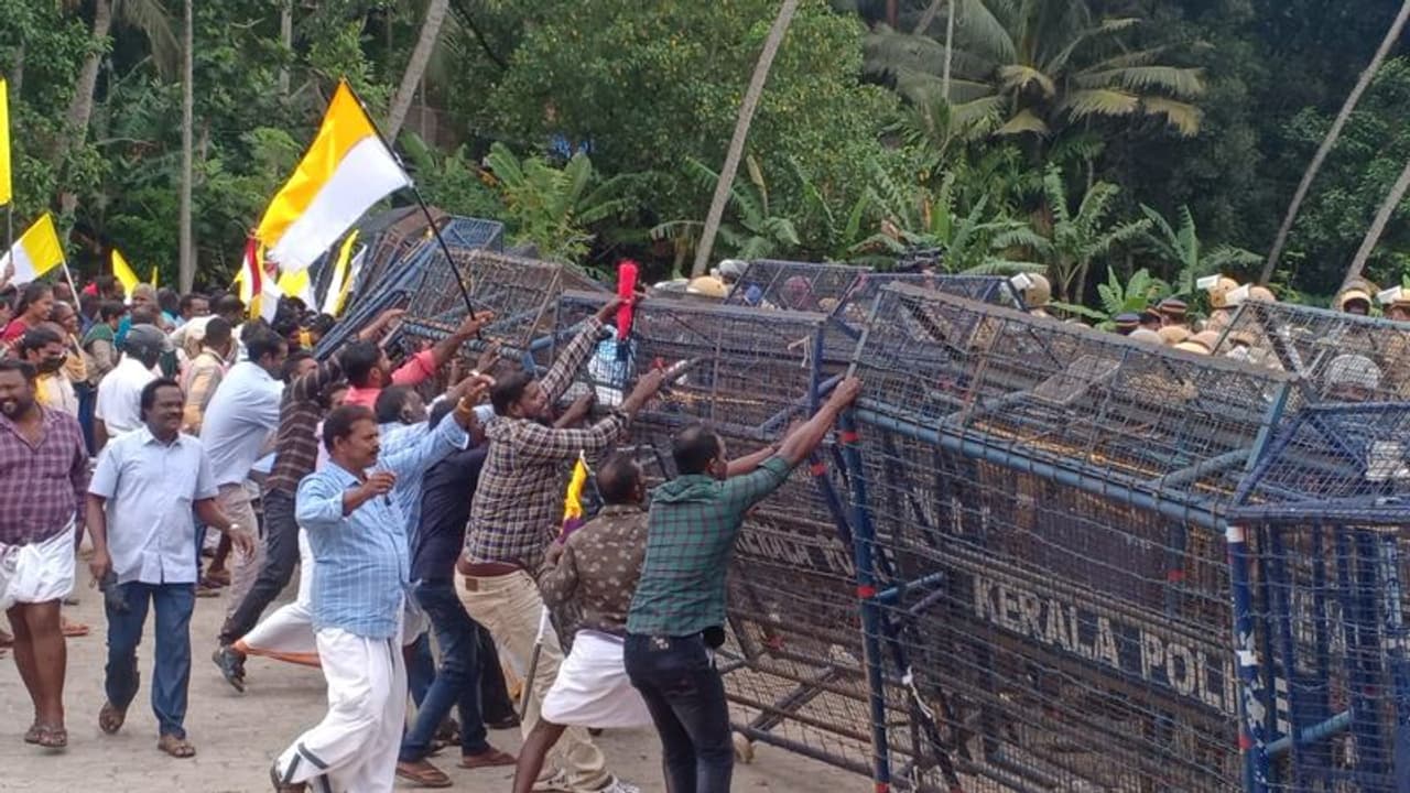 വിഴിഞ്ഞം സമരം: അദാനിക്ക് പിന്നാലെ ലത്തീൻ അതിരൂപതയും ഹൈക്കോടതിയിലേക്ക് വിഴിഞ്ഞം സമരം: അദാനിക്ക് പിന്നാലെ ലത്തീൻ അതിരൂപതയും ഹൈക്കോടതിയിലേക്ക്