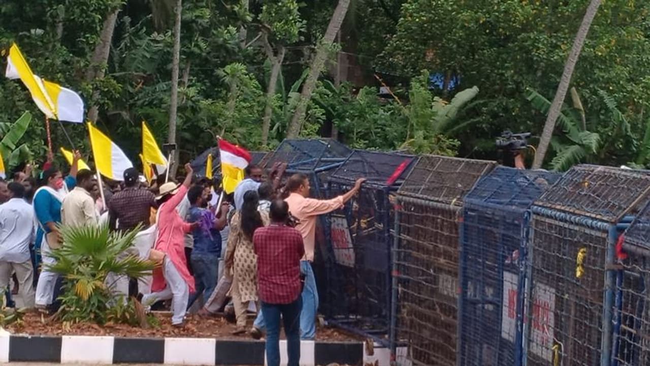 വിഴിഞ്ഞം സമരം: മന്ത്രിസഭാ ഉപസമിതി ഇന്ന് നടത്തിയ ചര്ച്ചയും ഫലം കണ്ടില്ല വിഴിഞ്ഞം സമരം: മന്ത്രിസഭാ ഉപസമിതി ഇന്ന് നടത്തിയ ചര്ച്ചയും ഫലം കണ്ടില്ല