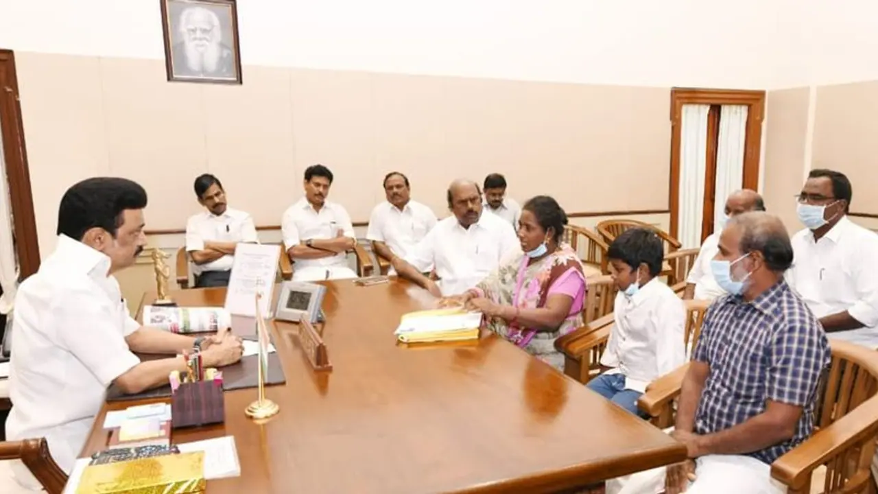 ஸ்டாலின் சொன்ன அந்த ஒரு வார்த்தையில் சமாதானமான மாணவி ஸ்ரீமதியின் தாய்.. தலைமை செயலகத்தில் நடந்தது என்ன.! ஸ்டாலின் சொன்ன அந்த ஒரு வார்த்தையில் சமாதானமான மாணவி ஸ்ரீமதியின் தாய்.. தலைமை செயலகத்தில் நடந்தது என்ன.!