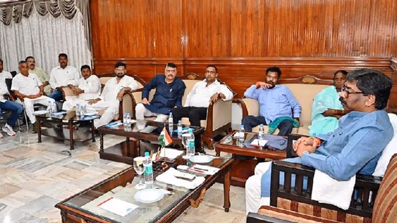 झारखंड सियासी संकट: विधायक मंत्री बैग पैक कर CM आवास पहुंच रहे, MLA को दूसरे राज्य शिफ्ट करने की तैयारी झारखंड सियासी संकट: विधायक मंत्री बैग पैक कर CM आवास पहुंच रहे, MLA को दूसरे राज्य शिफ्ट करने की तैयारी