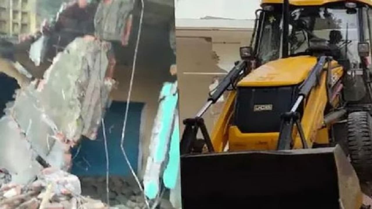 प्रतापगढ़ में गरीब के मकान पर चला दबंग को बुलडोजर, दोनों पक्षों के बीच इस बात को लेकर चल रहा था विवाद प्रतापगढ़ में गरीब के मकान पर चला दबंग को बुलडोजर, दोनों पक्षों के बीच इस बात को लेकर चल रहा था विवाद