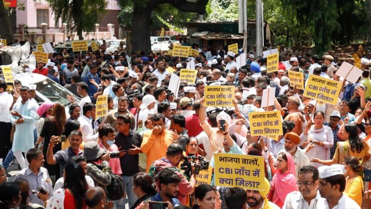 సీబీఐ దాడులు.. బీజేపీ ప్రధాన కార్యాలయం ఎదుట ఆప్ నిరసనలు సీబీఐ దాడులు.. బీజేపీ ప్రధాన కార్యాలయం ఎదుట ఆప్ నిరసనలు