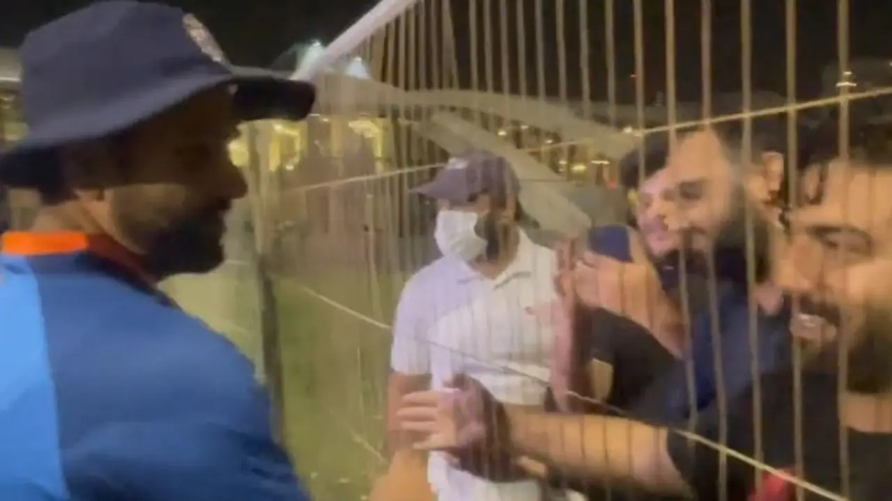 ...जब पाकिस्तानी फैन ने रोहित शर्मा से किया रिक्वेस्ट, जानें टीम इंडिया कैप्टन ने कैसे किया रिएक्ट ...जब पाकिस्तानी फैन ने रोहित शर्मा से किया रिक्वेस्ट, जानें टीम इंडिया कैप्टन ने कैसे किया रिएक्ट