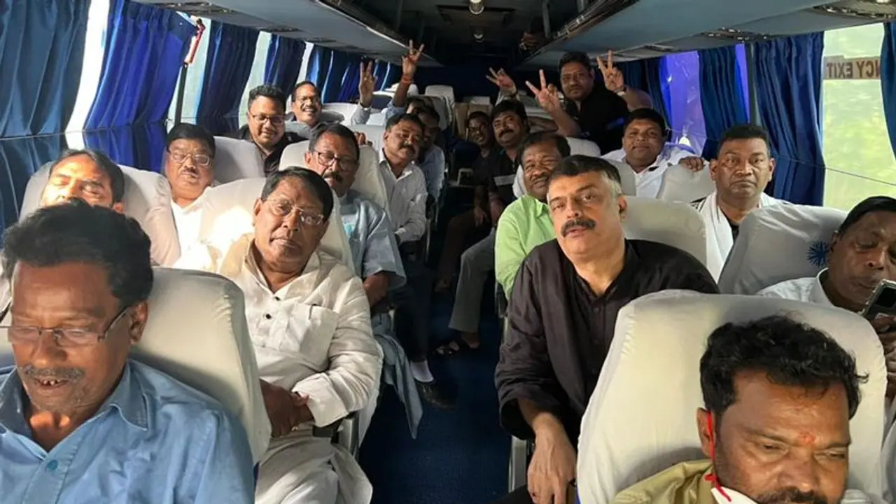 झारखंड सियासी अपडेट्स: खूंटी रिजॉर्ट में 4 घंटे बिताने के बाद रांची के लिए निकले विधायक...रात में बड़ी मीटिंग